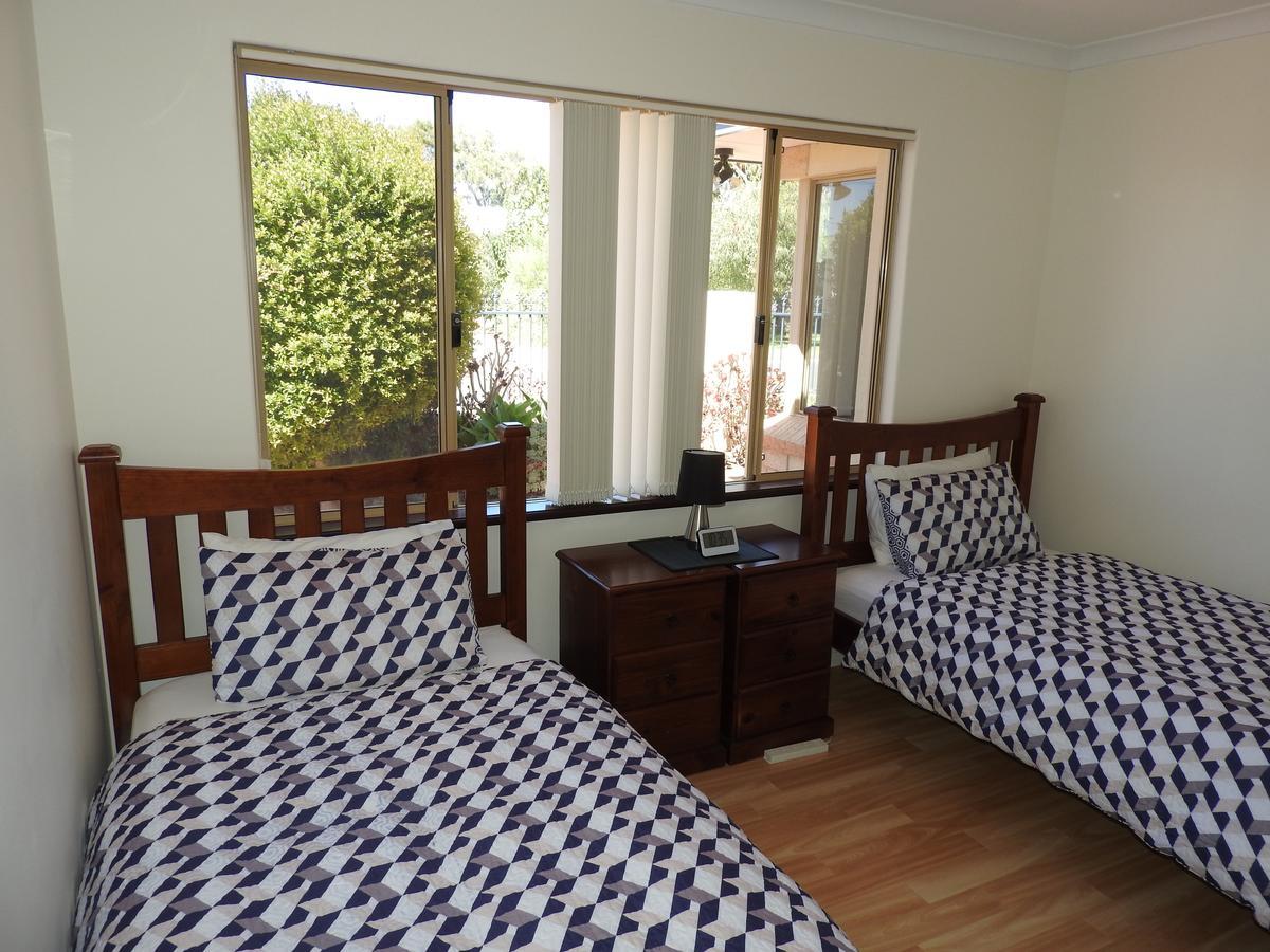 The Royal Dolphin Bed & Breakfast Safety Bay Rockingham Bagian luar foto